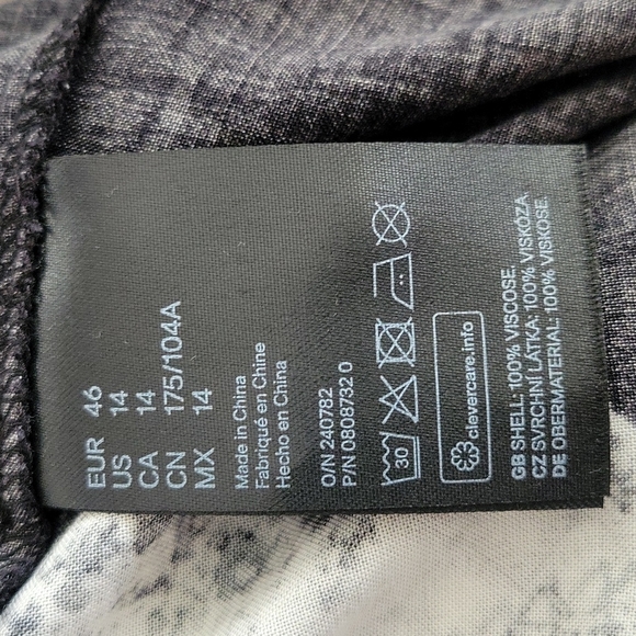 Black and White Paisley Print Shift Dress - Picture 10 of 12